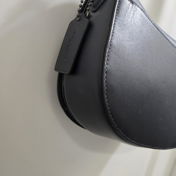 Elegant Navy Blue Leather Saddle Bag - Picture 4 of 8